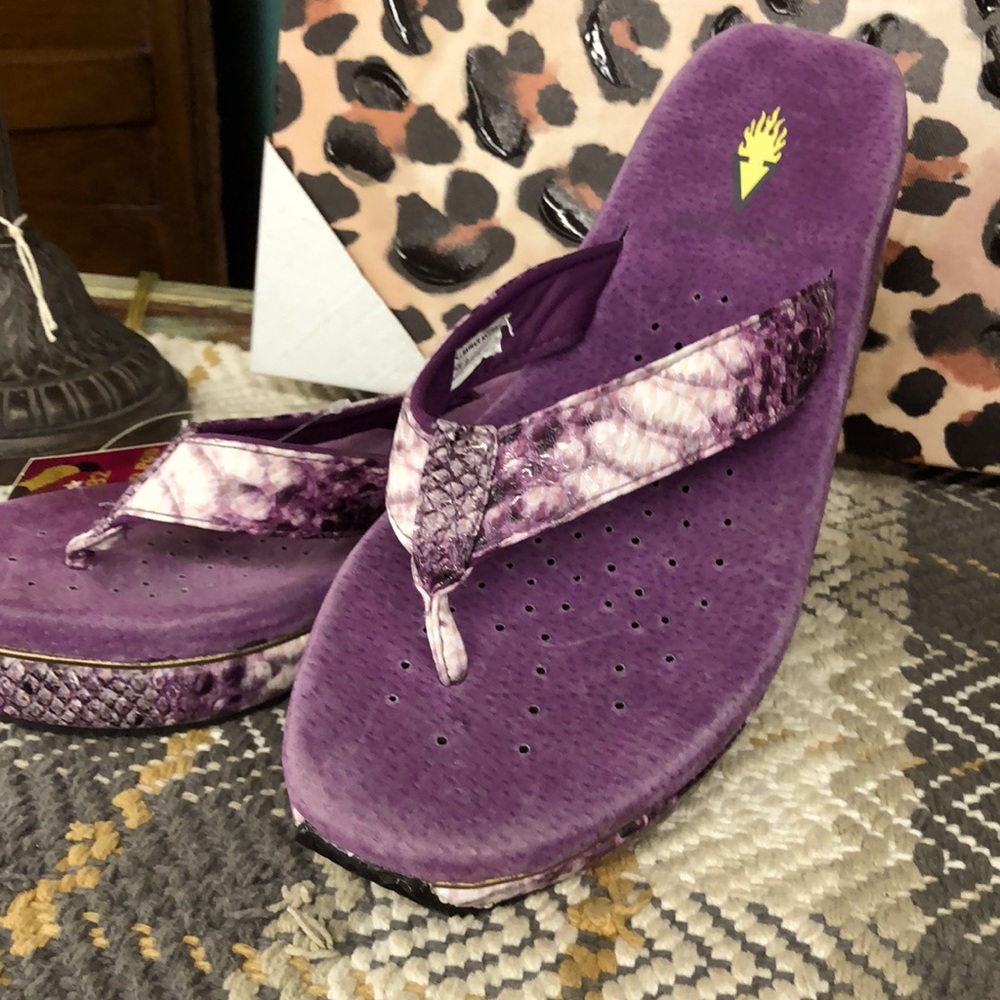 Volatile sandals